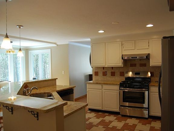 4th image of 15 Lynwood Ln