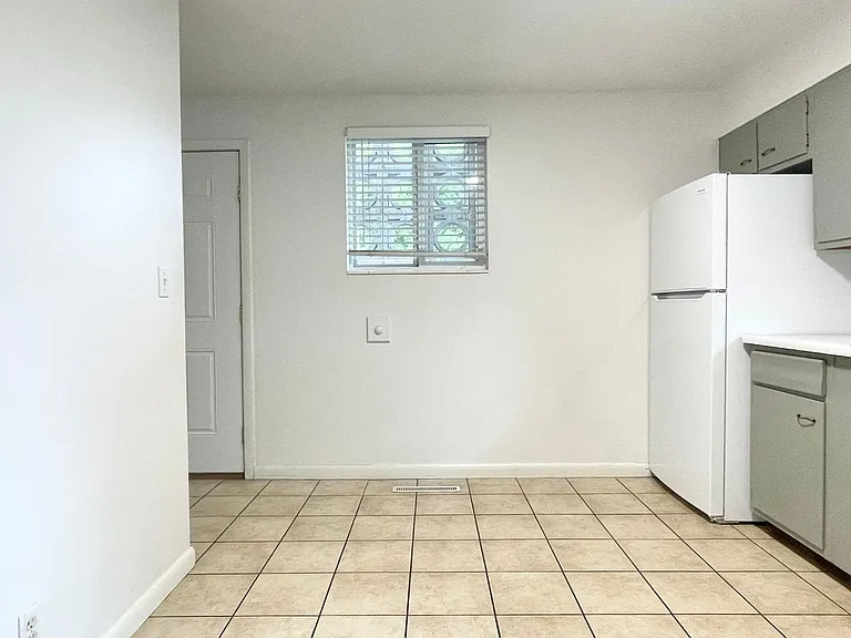 300 E — Photo 10