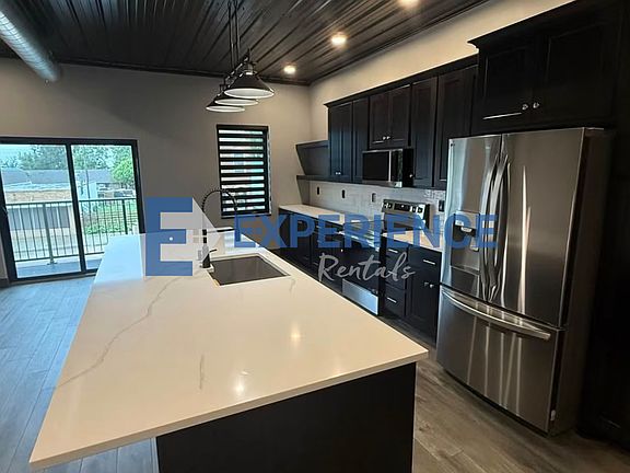 5th image of 624 Broadway St