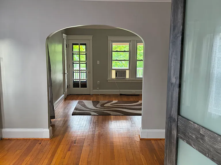 1440 Larchmont Ave #UPPER — Photo 6