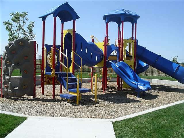 2nd image of 27 Castle Peak Ave