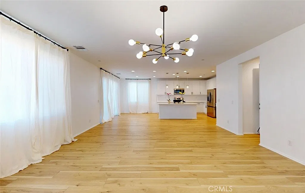 5 bed, 3.5 bath, 2639 sqft, $4,295 — Photo 4