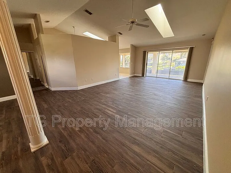 20 Clarendon Ct N — Photo 5