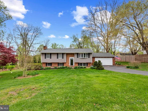 2411 Nickoles Dr, Sykesville, MD 21784