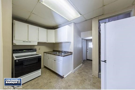 Kitchen w/ Appliances