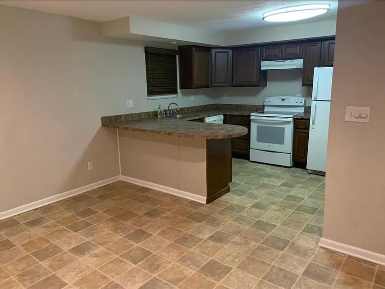 5-4750 Marshall Rd — Photo 2