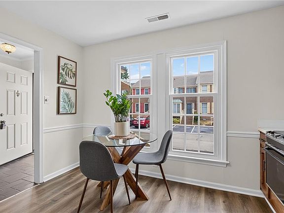 5th image of 306 Worthington Sq