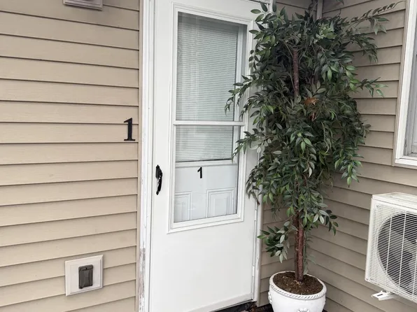 30 Orinoco Dr APT 1, Bay Shore, NY 11706