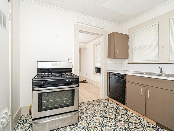 5th image of 906 N Park Ave