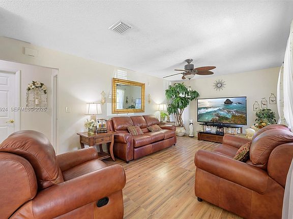 2nd image of 906 SW 8th Ave