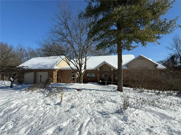 310 Hillcrest Dr NE, New Philadelphia, OH 44663