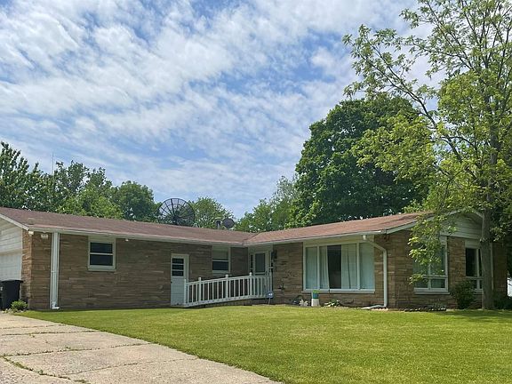 3rd image of 60171 Robin Hood Ln