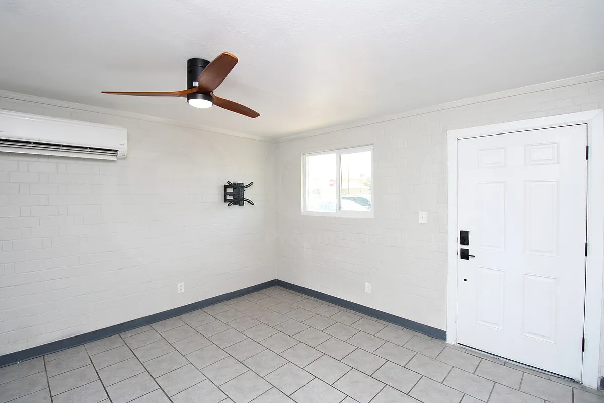 1 bed, 1.0 bath, 500 sqft, $949 — Photo 2