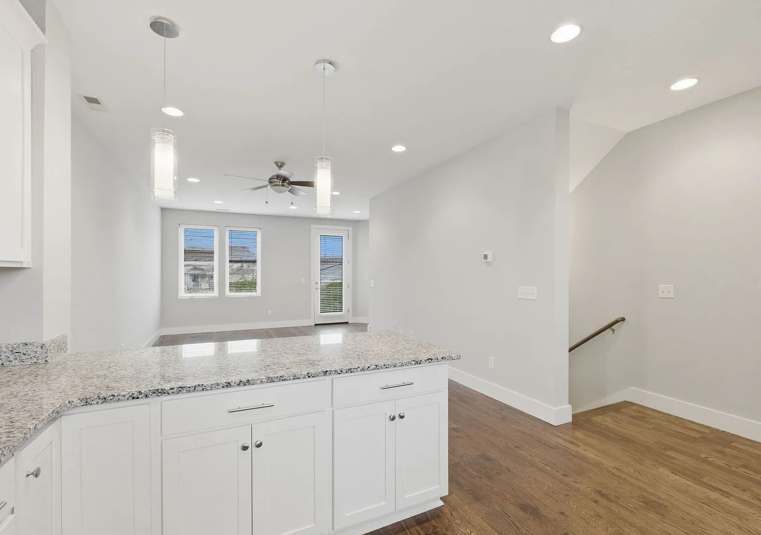 Modern 2 Bedroom Townhouse — Photo 4