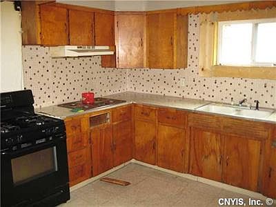 5th image of 223 Seward St