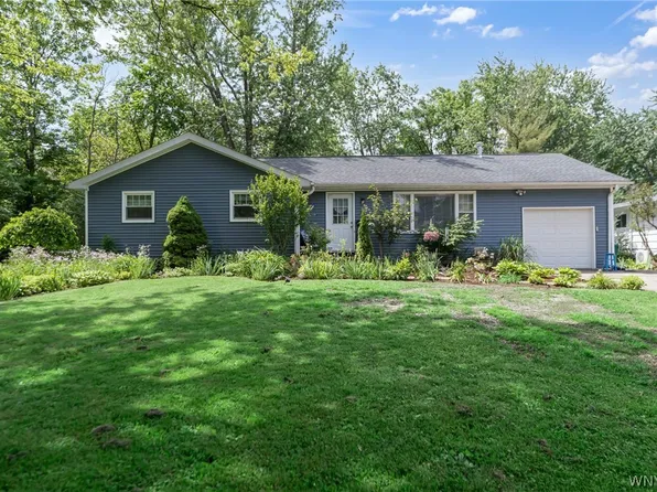 28 Browning Dr, Hamburg, NY 14075