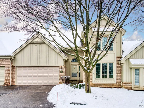 24501 Walden Wood, Farmington, MI 48335