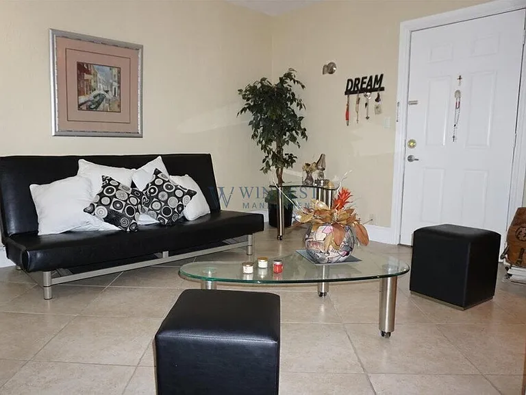 150 SW 10th St #3 — Photo 6