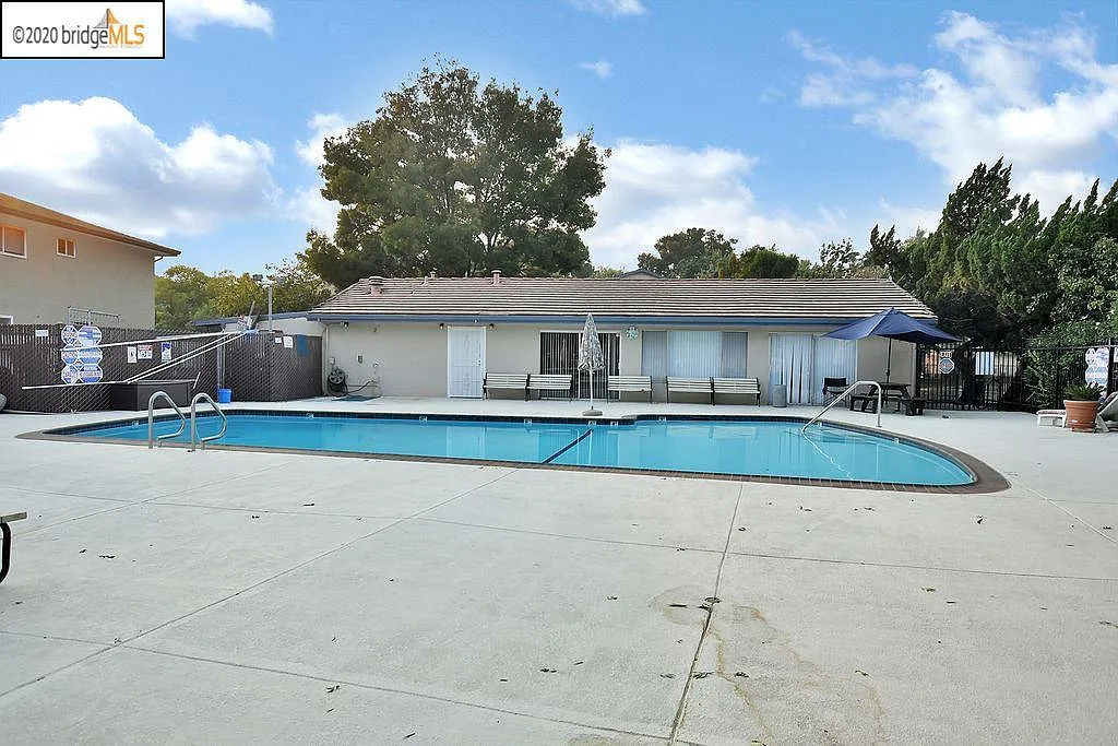 2 bed, 925 sqft, $1,750 — Photo 2