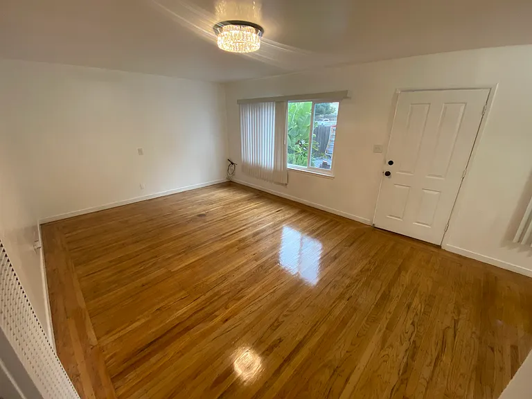 21411 Locust St — Photo 15
