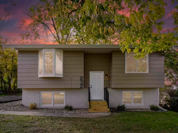 232 27th St NW, Cedar Rapids, IA 52405