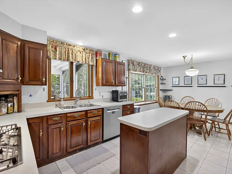 92 Brook Hollow Dr — Photo 10