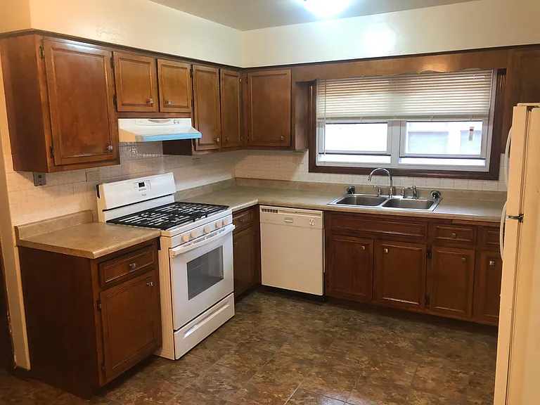 1824 Memorial Dr — Photo 7