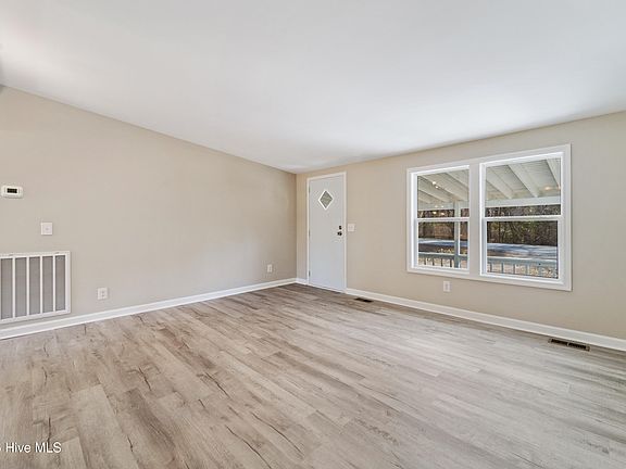 5th image of 529 Hubert Boulevard