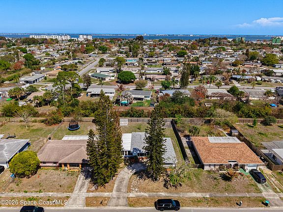 4th image of 854 Angle St NE