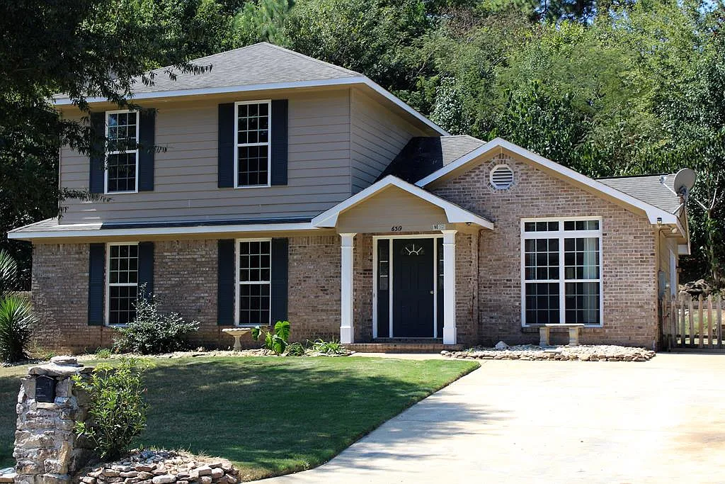 6319 Charter Oaks Cir photo 1
