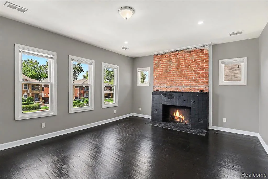 6 bed, 2.0 bath, 2600 sqft, $2,500 — Photo 4