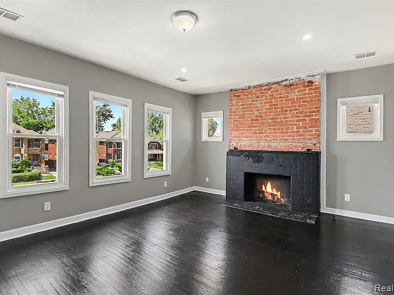 2731 Elmhurst St — Photo 3