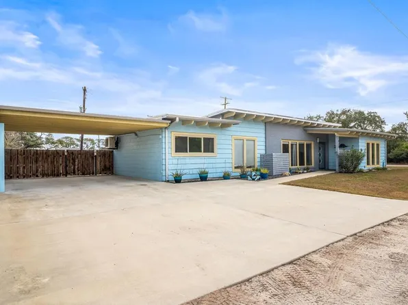 320 Timothy St, Rockport, TX 78382