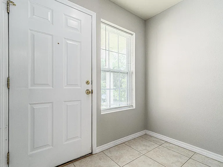 100 Corwin Dr — Photo 4