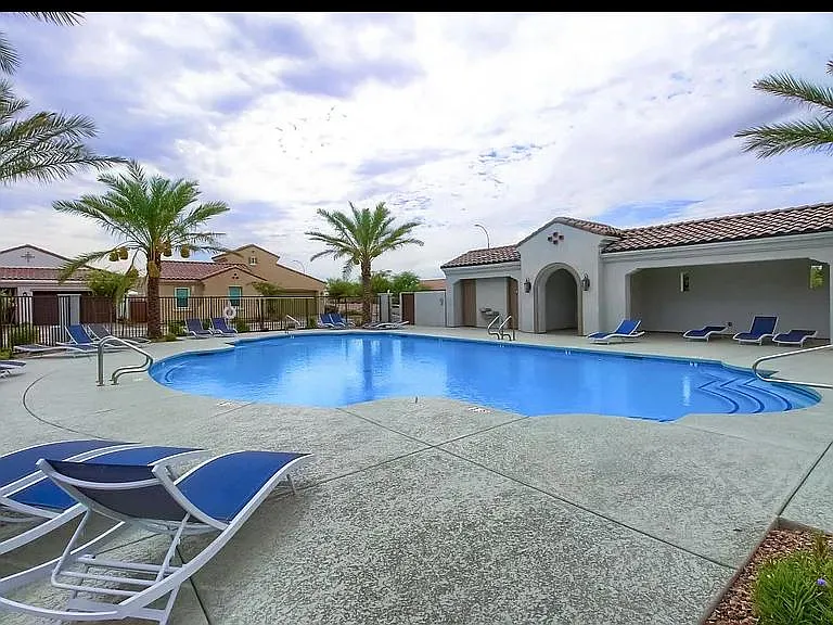 4 bed, 5.0 bath, 2500 sqft, $1,382 — Photo 3