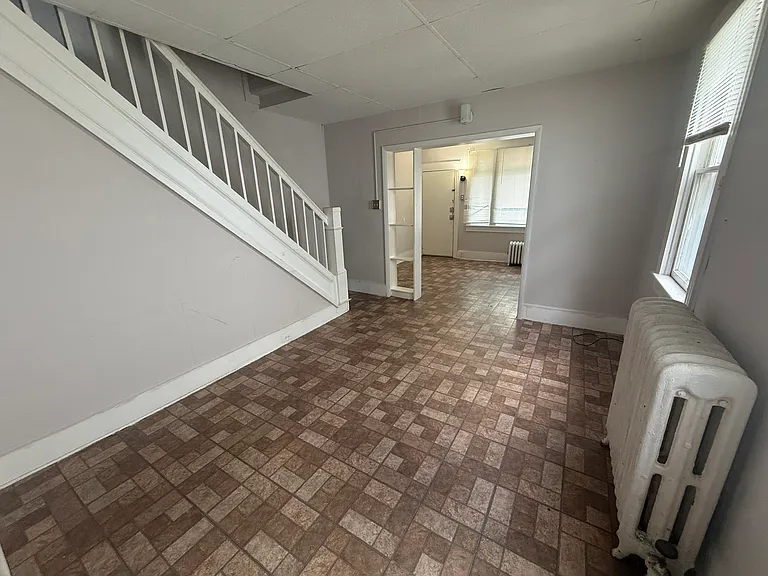123 N Meade St — Photo 4