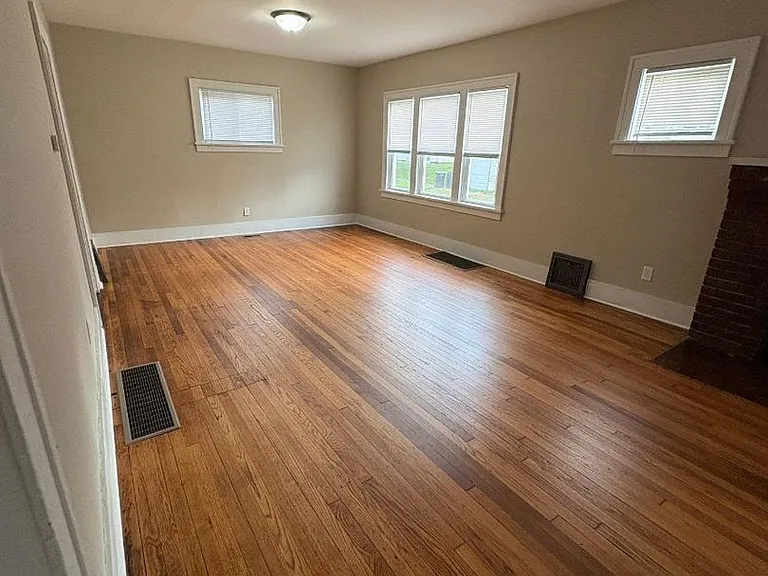1002 Milton St — Photo 2