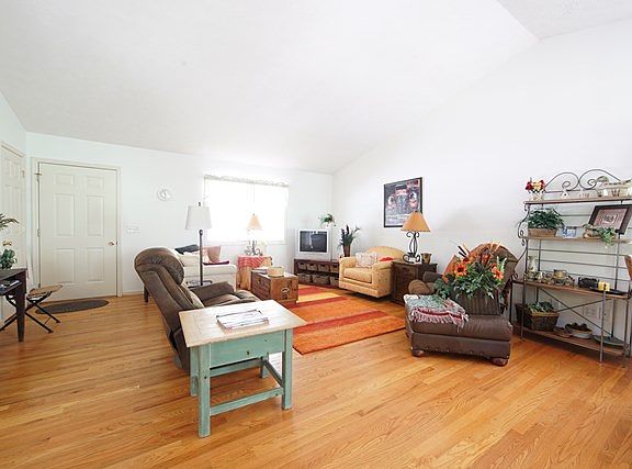 3rd image of 364 W Point Dr