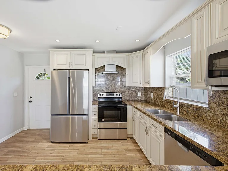 3561 Oberon Ave — Photo 6