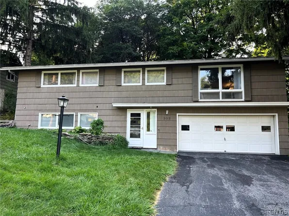 302 Oakridge Dr, Camillus, NY 13031