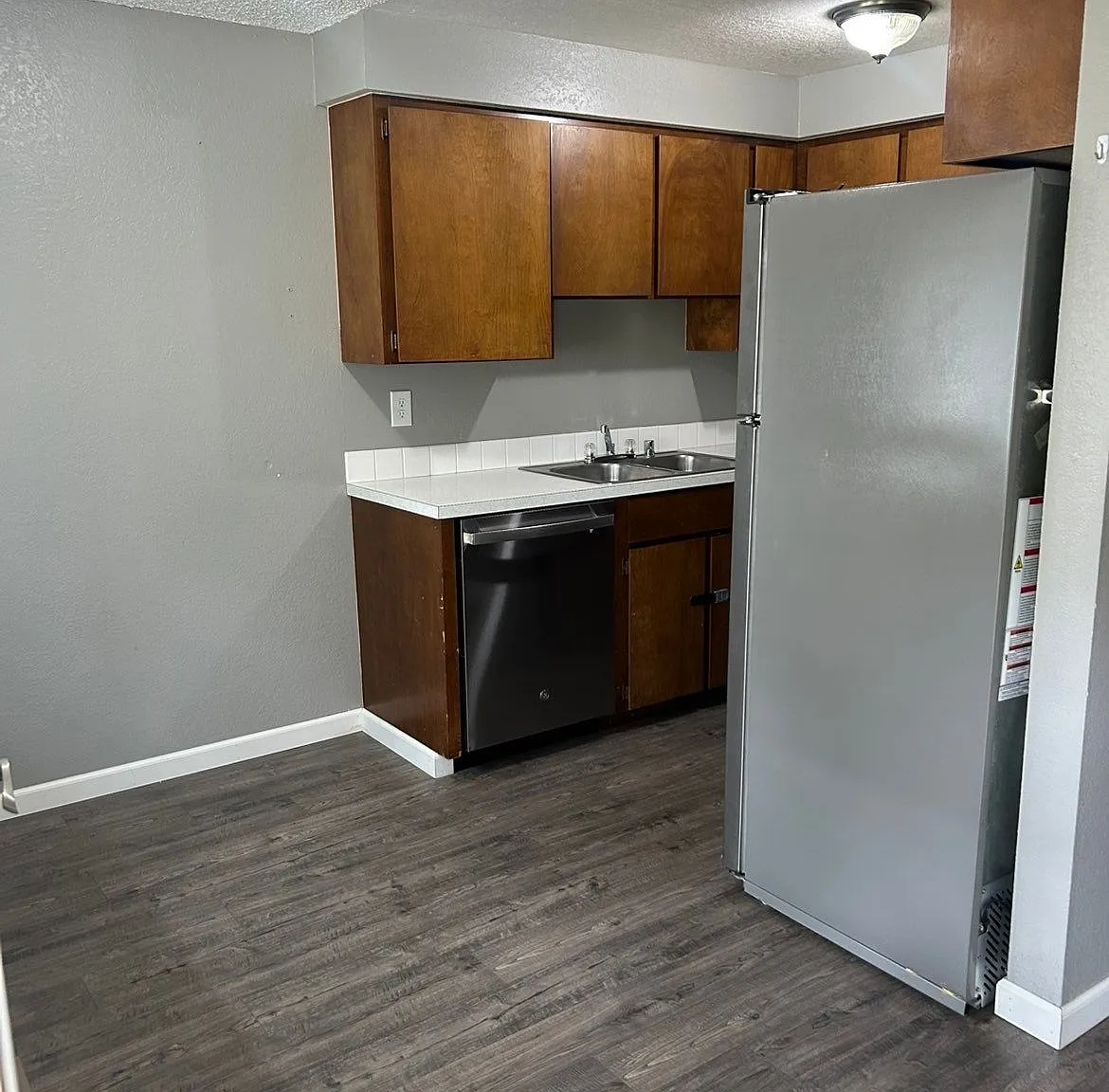 Clean and convenient apartment located in a duplex in a tranquil neighborhood in Deer Park. — Photo 3