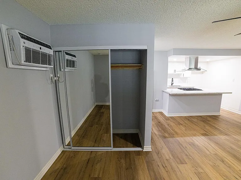 Stratford Apartments — Photo 8