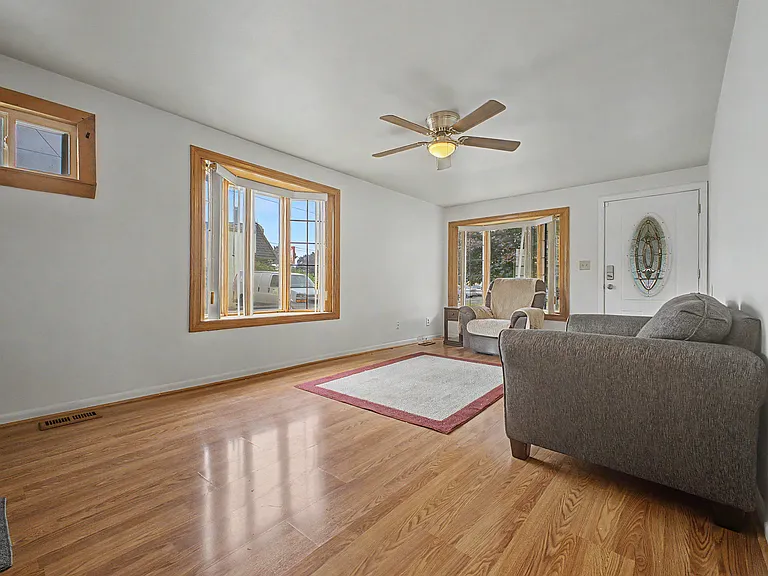 29438 Elmwood St — Photo 7
