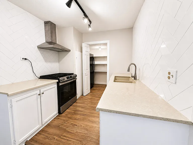 709 S Munger Blvd — Photo 3