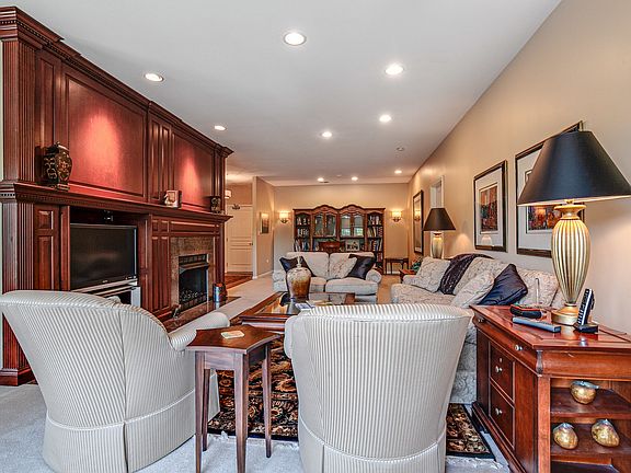 5th image of 20 Trafalgar Sq Unit 207