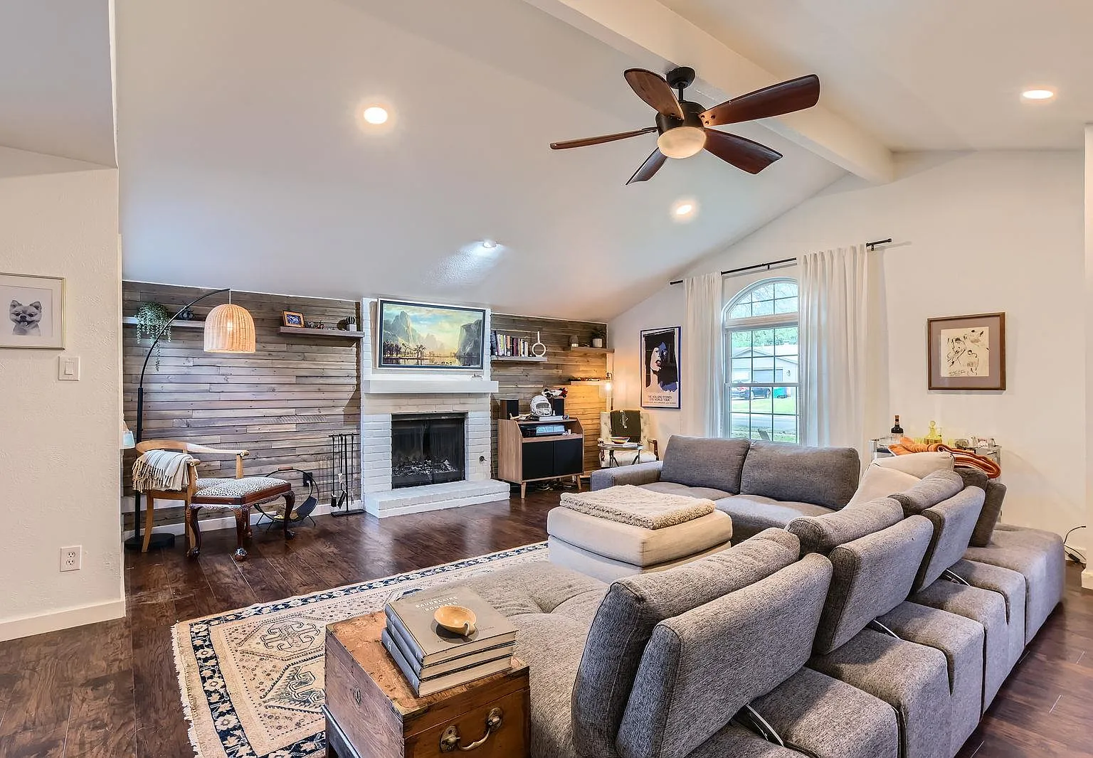 3 bed, 2.0 bath, 1469 sqft, $3,200 — Photo 3
