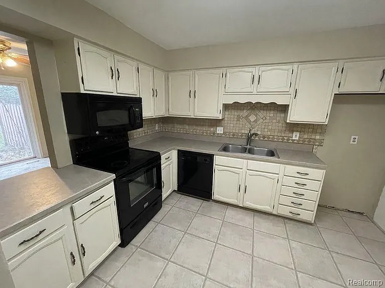 8484 Pepper Ridge Dr — Photo 3