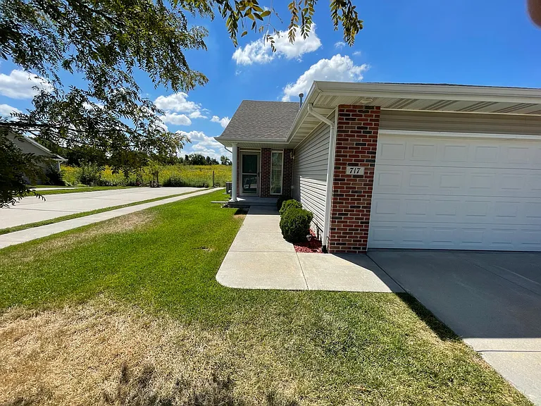 717 Carlton Dr — Photo 1