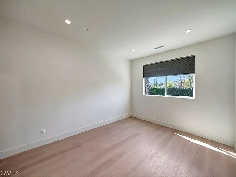 19145 Keswick St — Photo 33