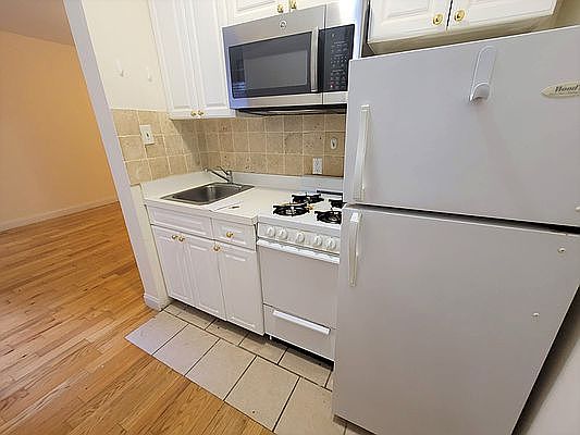 4th image of 160 E 28th St #2X